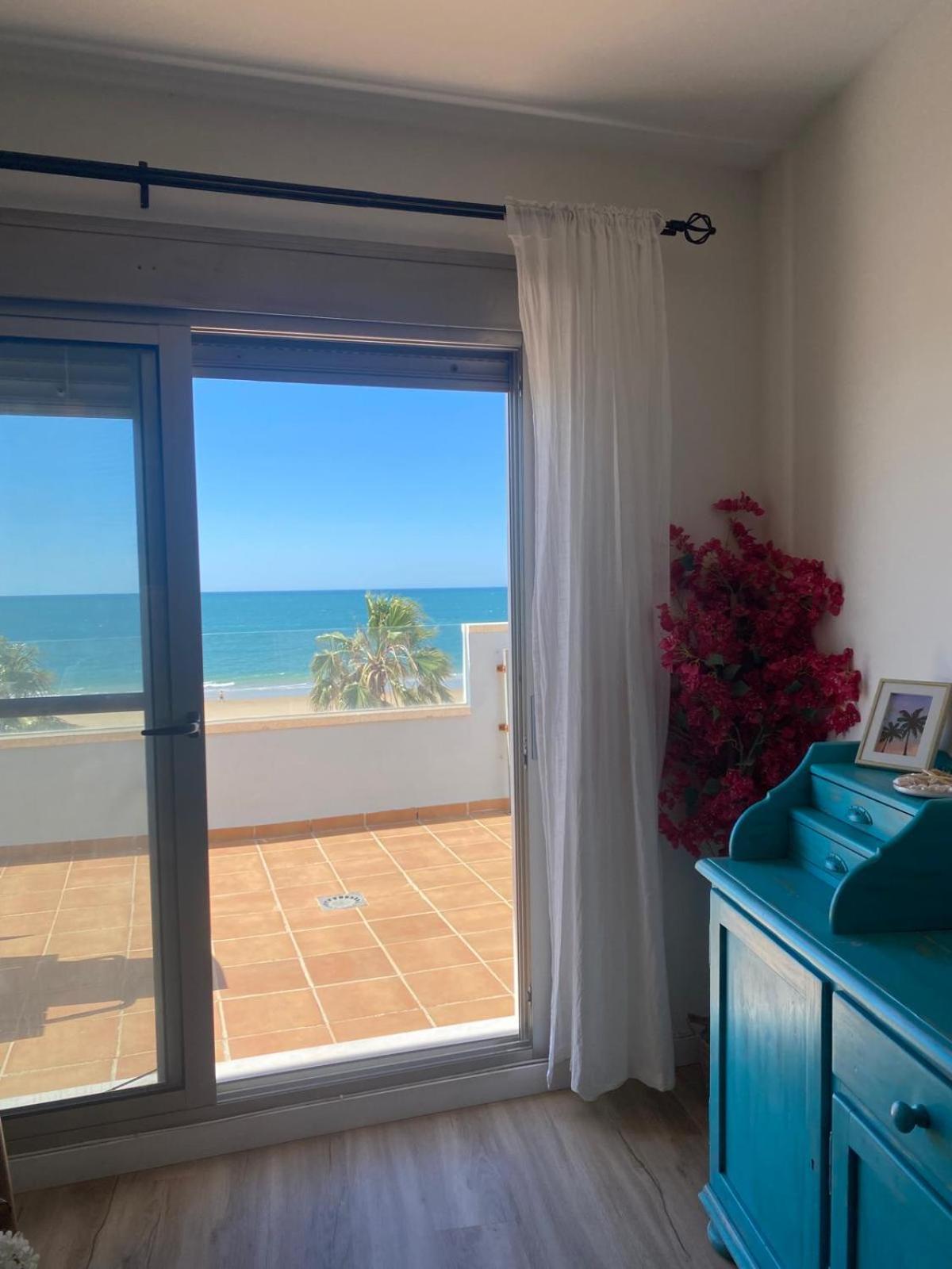 Atico Al Sol En Primera Linea De Playa Apartment Rota Exterior photo