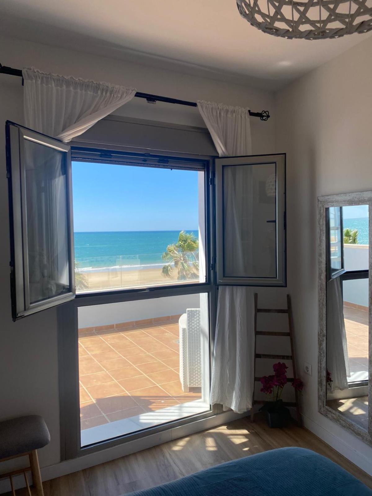 Atico Al Sol En Primera Linea De Playa Apartment Rota Exterior photo